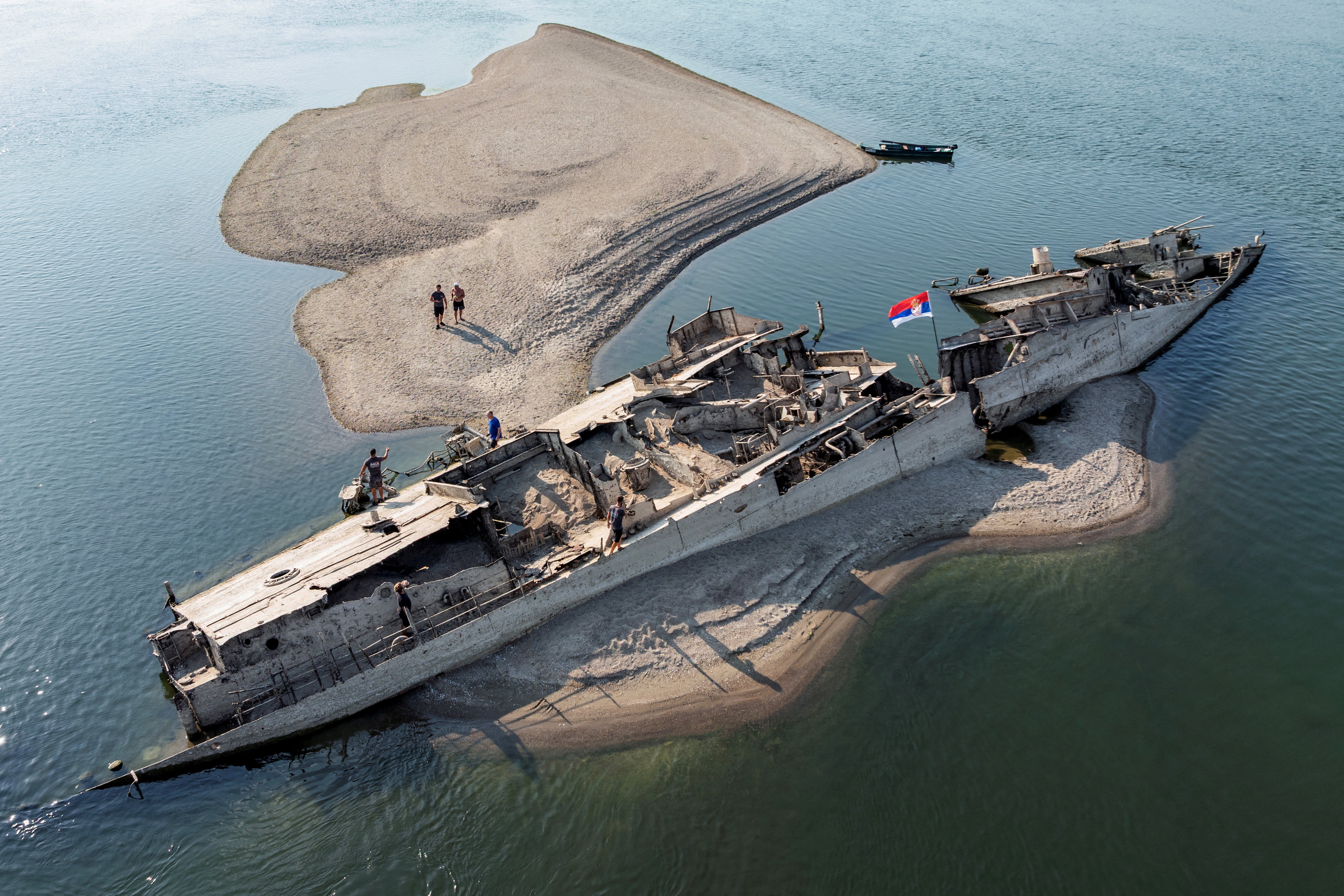 Nível historicamente baixo do Danúbio revela destroços de navios da 2ª Guerra Mundial