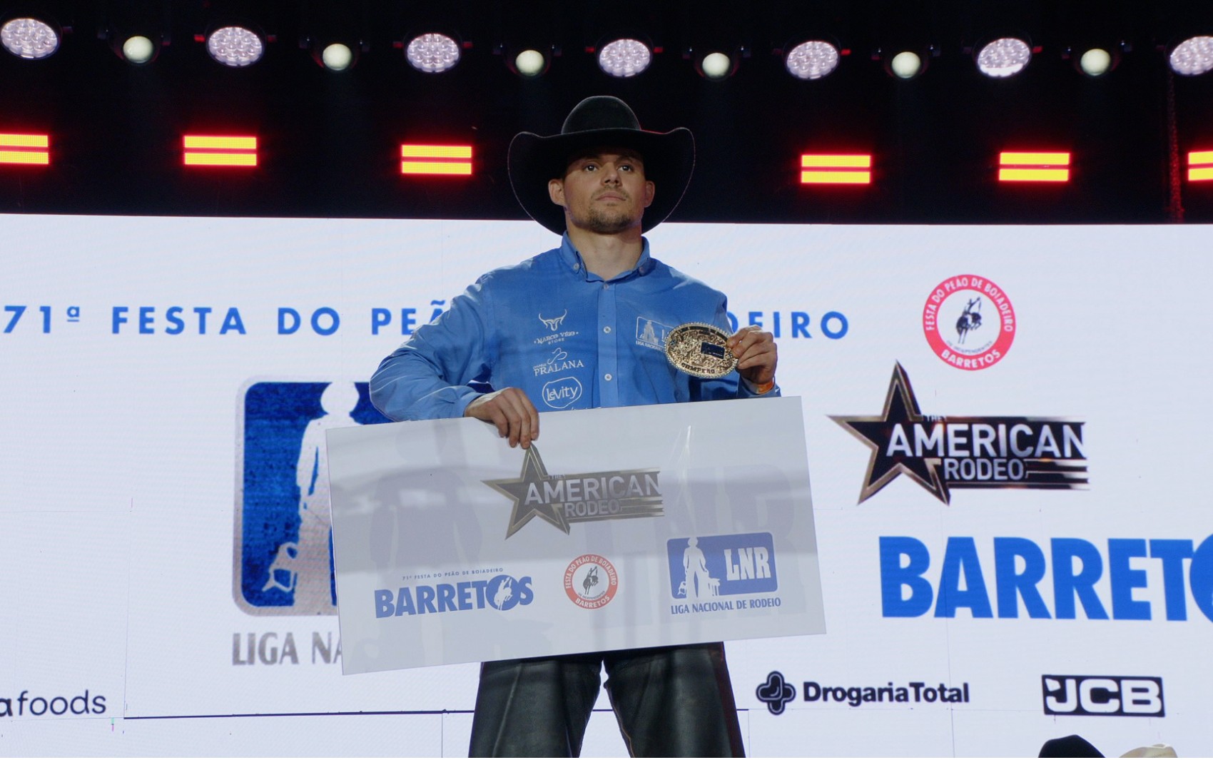Peão de Orlândia, SP, conquista bicampeonato inédito da Liga Nacional de Rodeios em Barretos