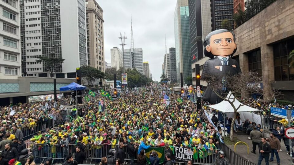 Boneco de André Mendonça, faixas de Fora Moraes: as fotos de um 7 de Setembro que Dom Pedro nunca imaginaria
