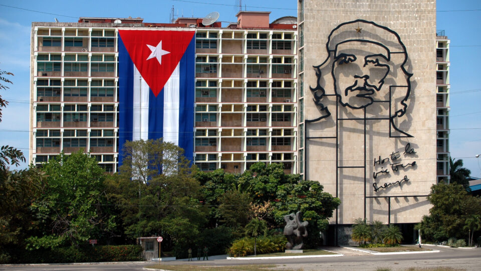 Trump amplia sanções contra Cuba e restringe viagens de americanos à ilha