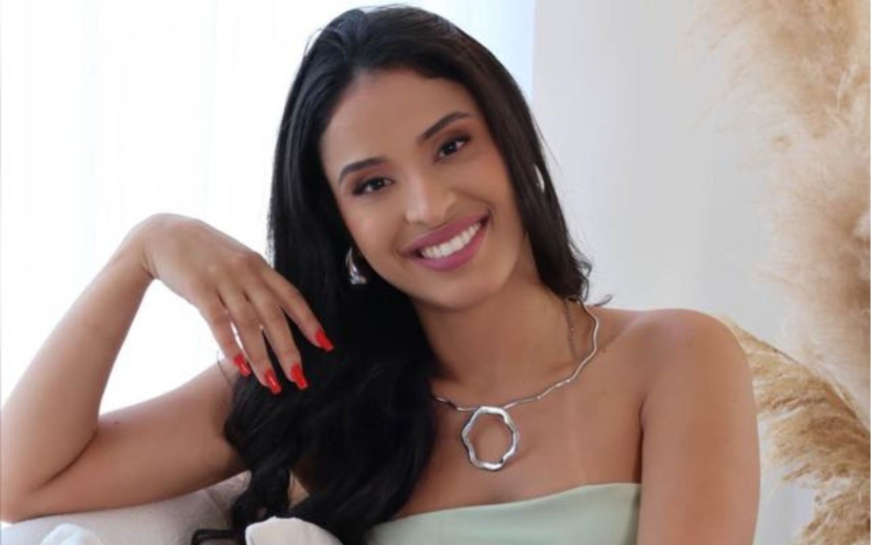 Instrutora de nail design morre após carro sair da pista e bater em árvore na BR-158