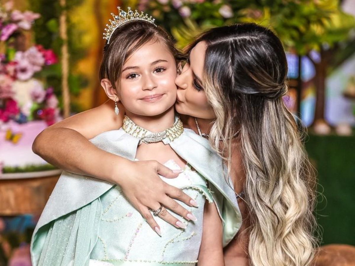 Após habeas corpus negado, filha de Deolane quebra a casa toda e vai parar no hospital
