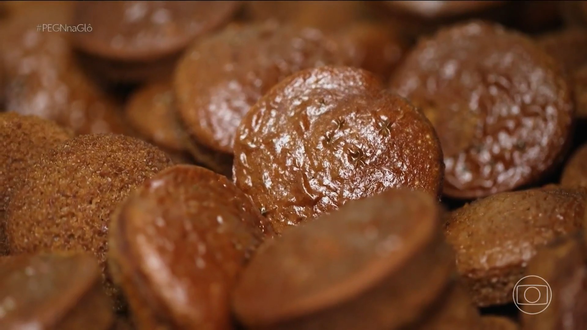 Mãe de Chay Suede vê vendas de pão de mel triplicarem após doce viralizar entre atores de novela