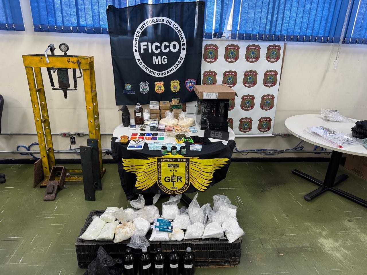 Operação da PF prende 4 suspeitos de integrar facção e distribuir drogas em Juiz de Fora