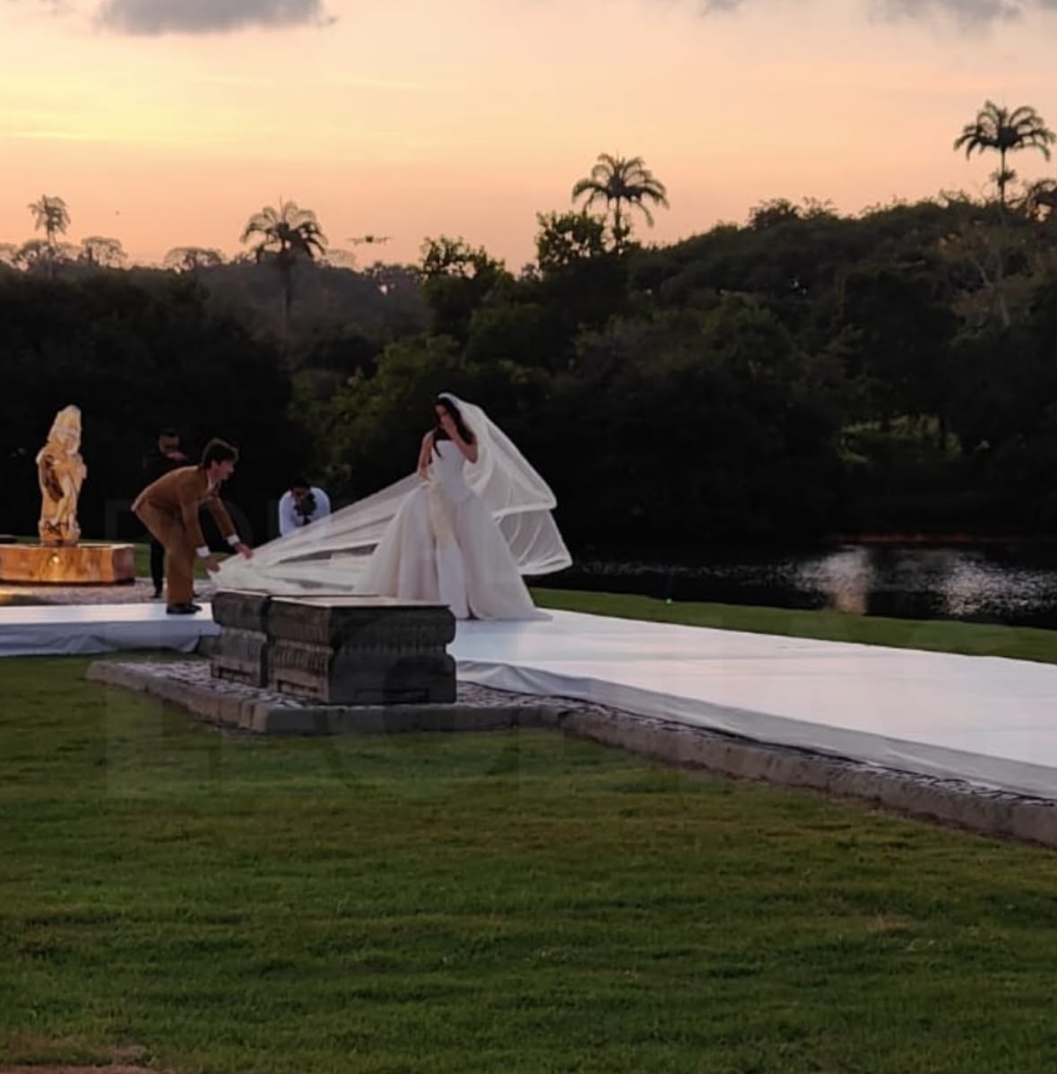 Juliette faz entrada triunfal em casamento com Kaique Cerveny; veja!